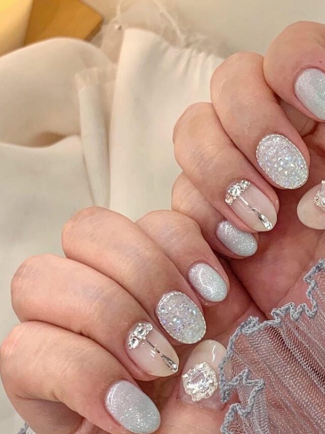 Nail đá rắc kết hợp nhũ bạc cùng đính đá sang chảnh