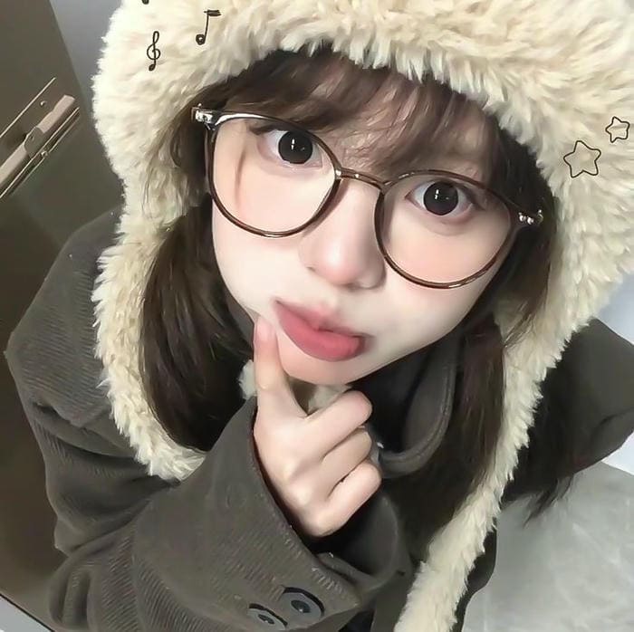 Ảnh gái xinh đeo kính biểu cảm dễ thương