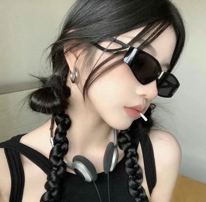 Ảnh gái xinh đeo kính dâm ngầu