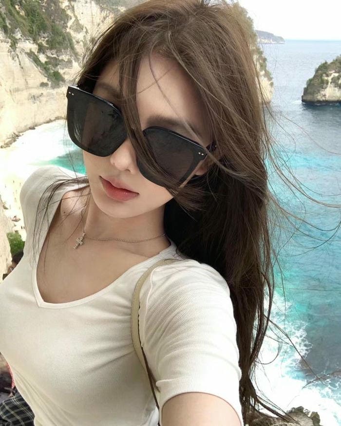 Ảnh gái xinh đeo kính dâm