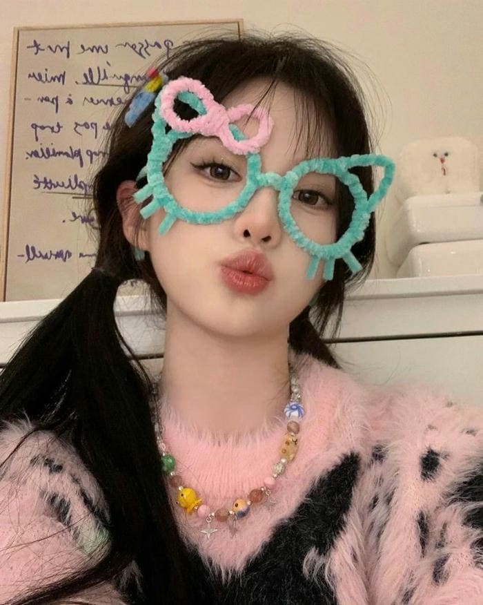Ảnh gái xinh đeo kính hình mèo Kitty siêu đáng yêu