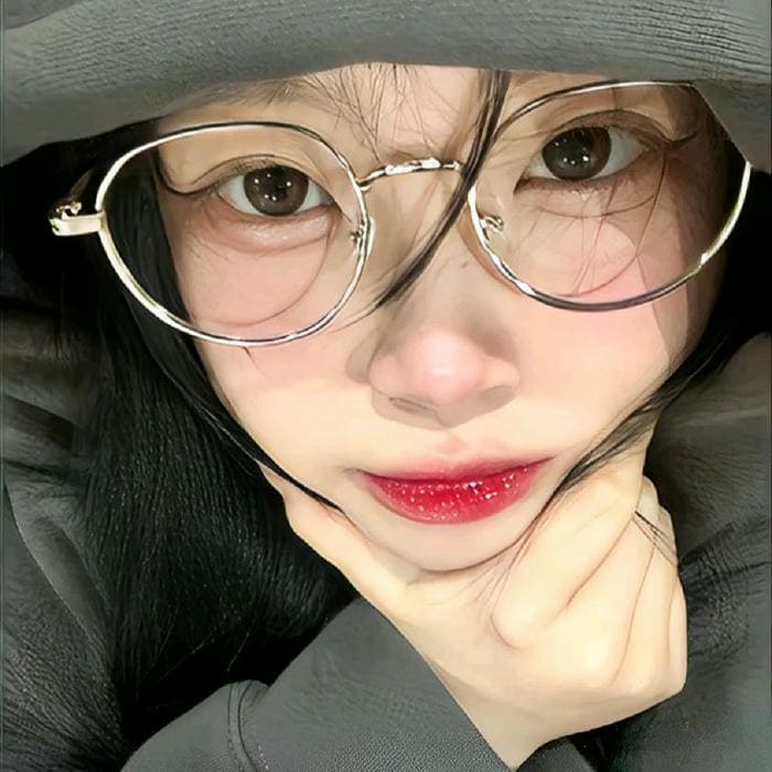 Ảnh gái xinh đeo kính siêu đáng yêu