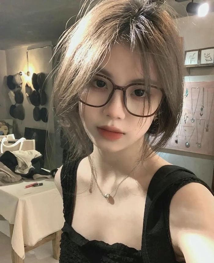 Ảnh gái xinh đeo mắt kính dễ thương