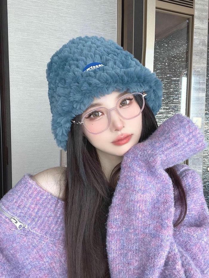 Ảnh gái xinh đeo mắt kính đội mũ
