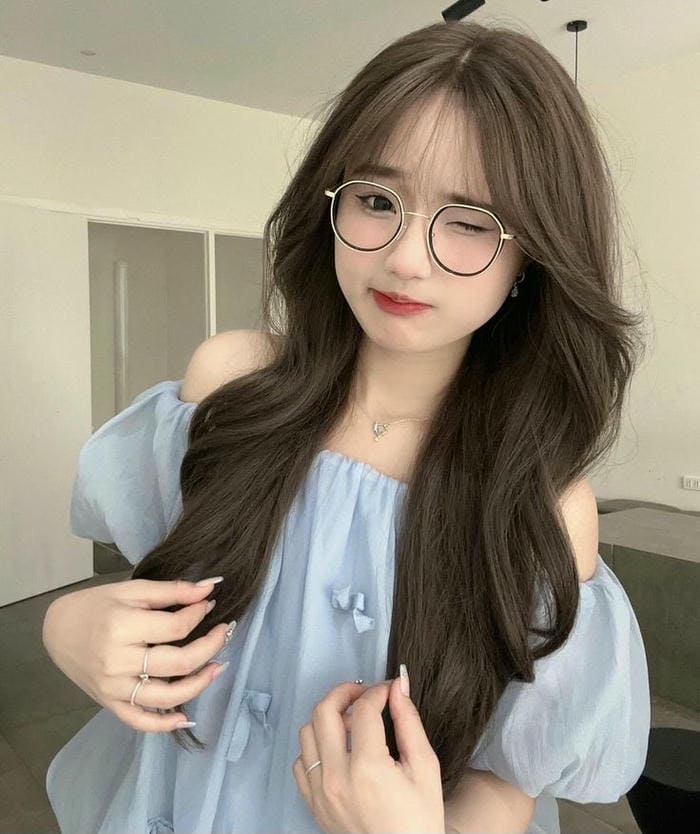Ảnh gái xinh tóc dài đeo kính siêu cute
