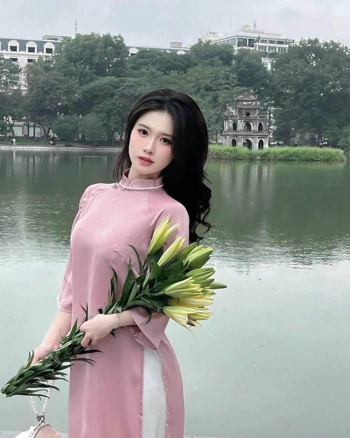 Hình hình họa gái xinh VN khoác áo lâu năm nhẹ nhàng nhàng