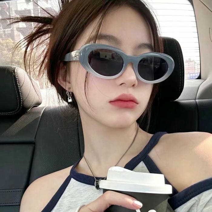 Hình ảnh gái xinh đeo kính biểu cảm đáng yêu