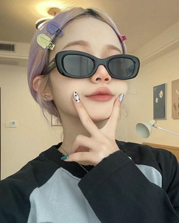 Hình ảnh gái xinh đeo kính đen biểu cảm siêu cute
