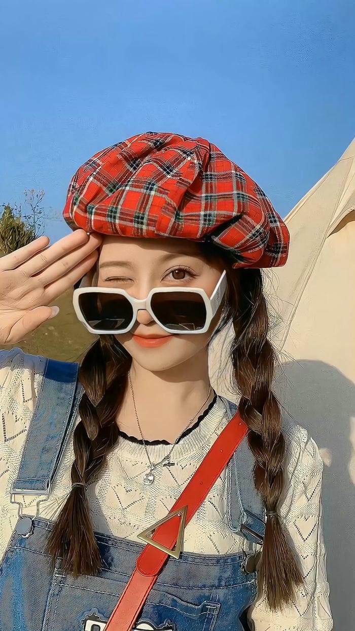 Hình ảnh gái xinh đeo kính đội mũ cute