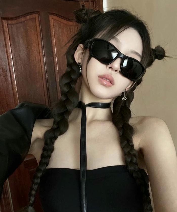 Hình ảnh gái xinh tóc dài đeo kính đen cool ngầu