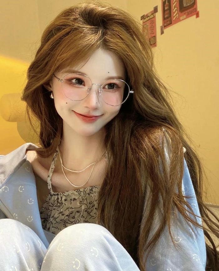 Hình gái xinh đeo kính cute
