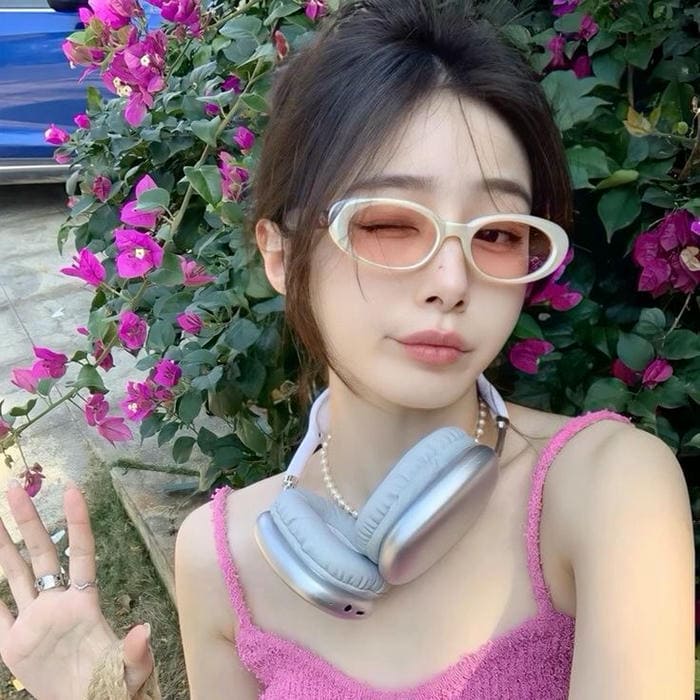 Hình gái xinh đeo kính đáng yêu