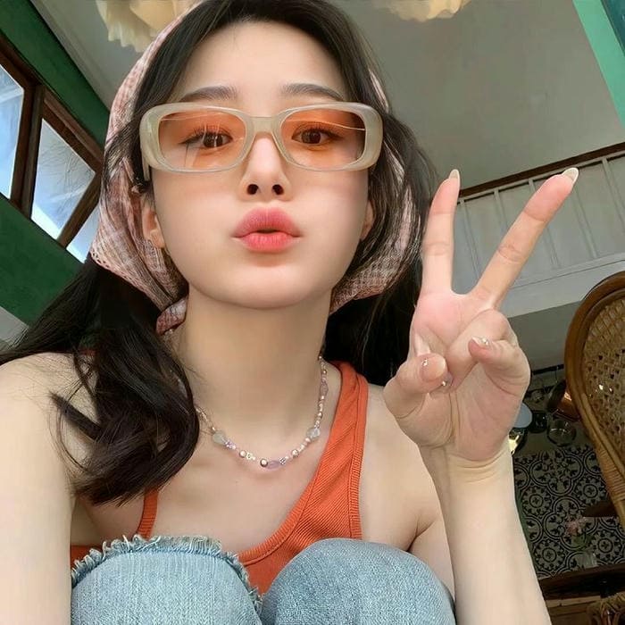 Hình gái xinh đeo kính dễ thương
