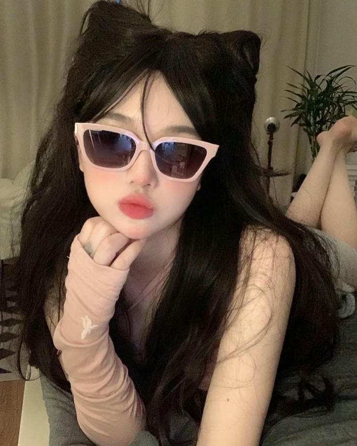 Hình gái xinh đeo kính đen siêu đáng yêu