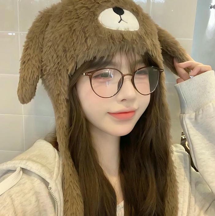 Hình gái xinh đeo kính đội mũ gấu nâu siêu đáng yêu
