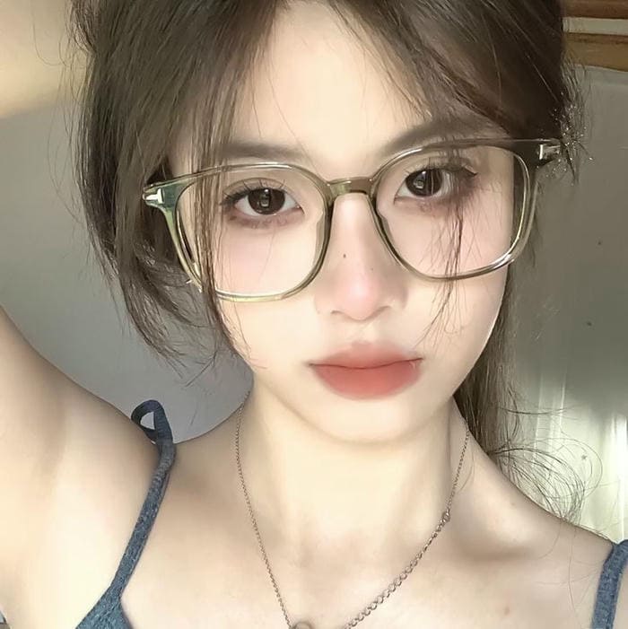 Hình gái xinh đeo kính
