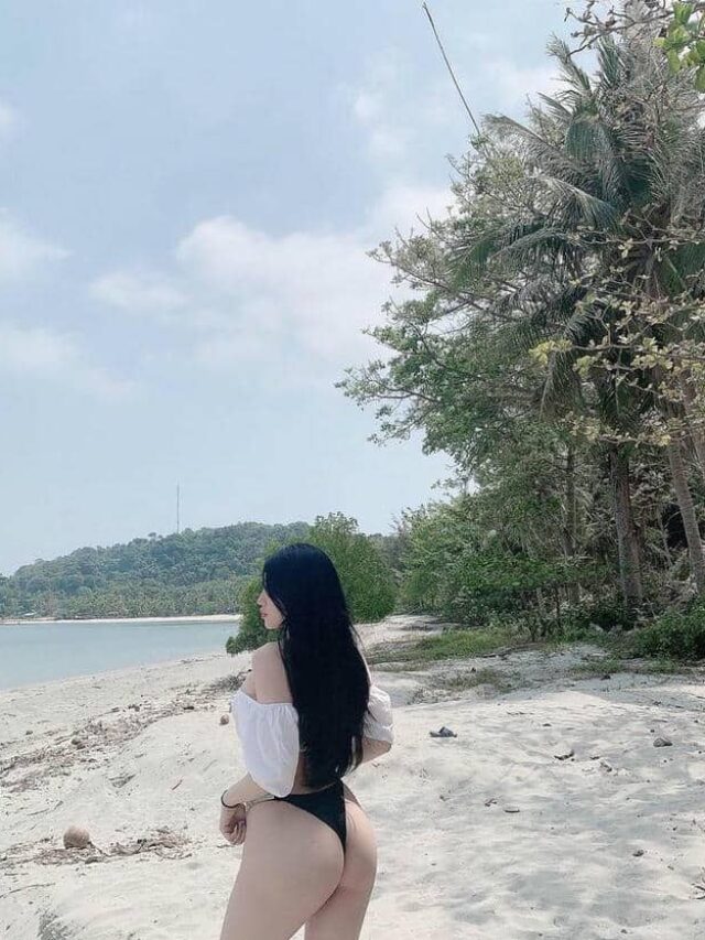 Hình gái xinh mông to mặc bikini