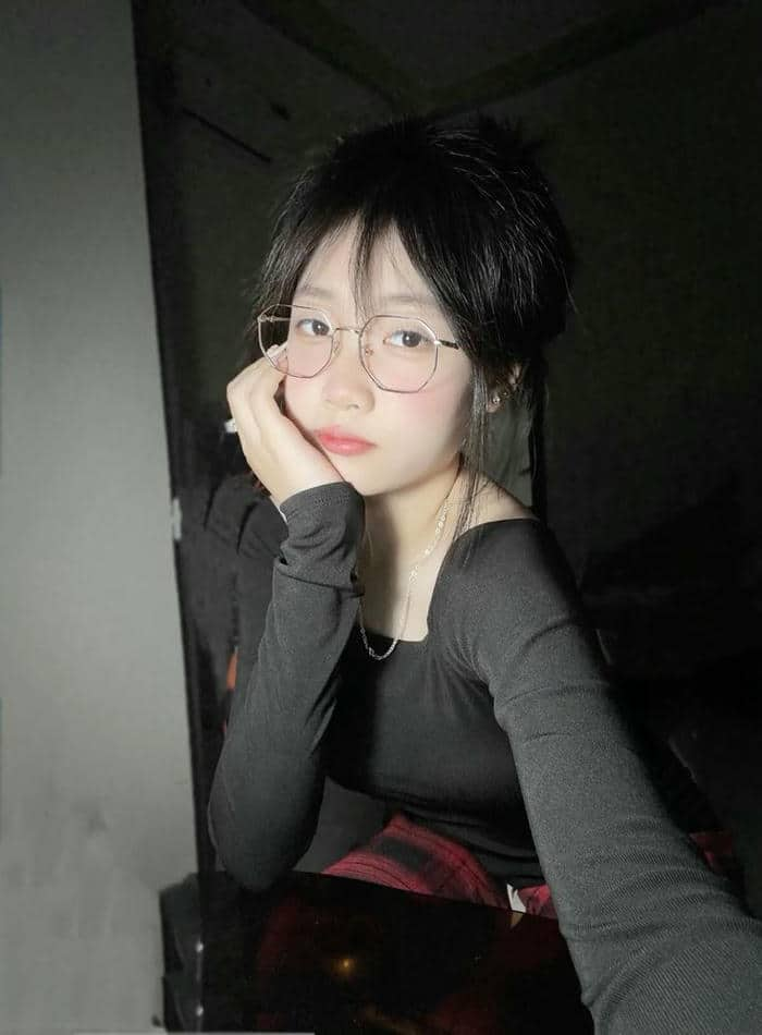 Hình hình họa gái xinh 2k5 treo kính cute