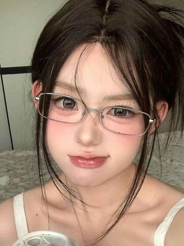 HÌnh ảnh gái xinh 2k9 đeo kính