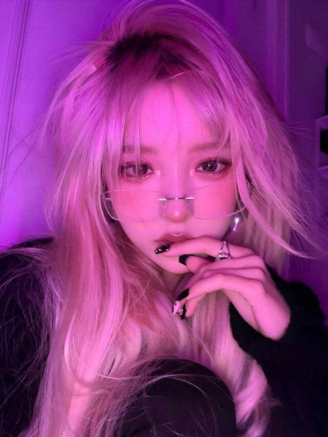 Hình gái xinh 2k7 tóc dài đeo kính