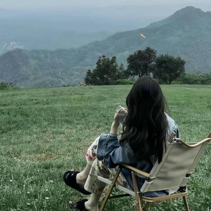 avatar nữ buồn