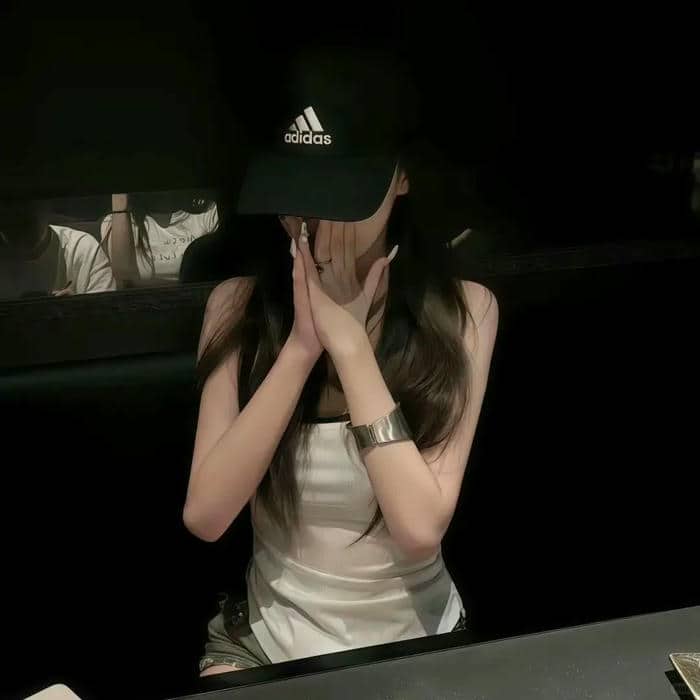 avatar nữ che mặt