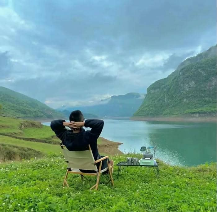 hình chụp sau lưng nam